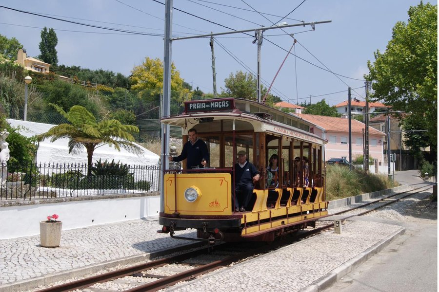 Elétrico histórico de Sintra, com destino à Praia das Maçãs