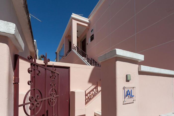 Entrada da MouraLua, fachada e portão em ferro forjado