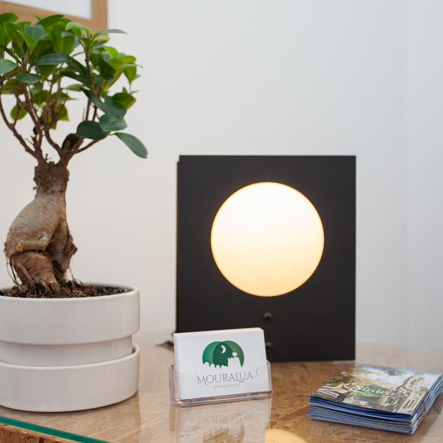Recanto da receção da MouraLua, com a nossa luz em forma de lua