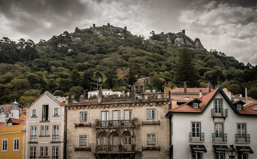 O Castelo dos Mouros sobre o centro histórico de Sintra